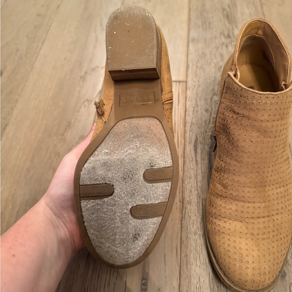 Women’s Fergie tan ankle boots, size 7.5 - Picture 5 of 6